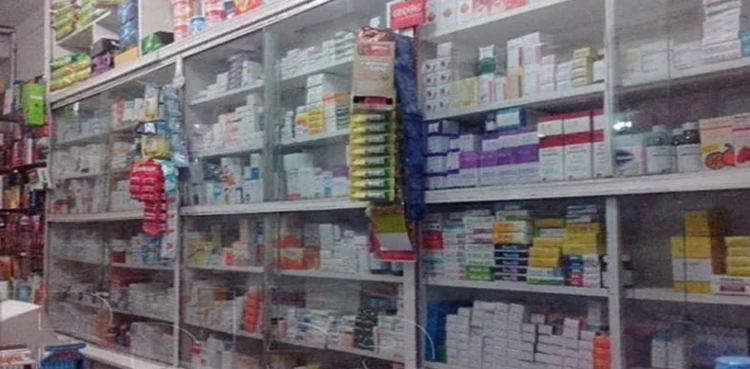 کراچی: سولجربازار میں 3 ملزمان سوا منٹ میں میڈیکل اسٹور کا صفایا کر گئے