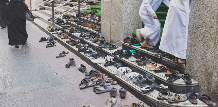 مسجد سے جوتے چوری کر کے آن لائن بیچنے والا چور پکڑا گیا