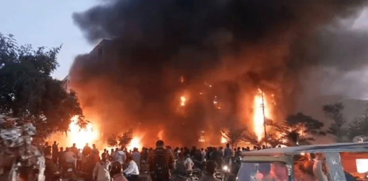 عائشہ منزل پر شاپنگ مال کی آگ سے اتنی تباہی کیوں ہوئی؟ چیف فائر آفیسر نے بتادیا