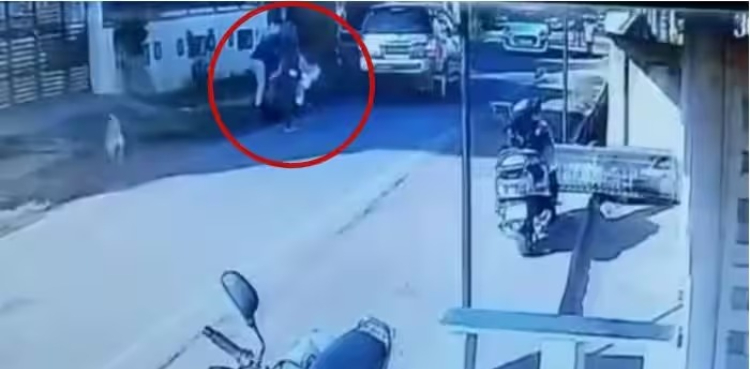 فوٹیج : رشتے سے انکار پر سر پھرے عاشق نے لڑکی کو اغوا کرلیا