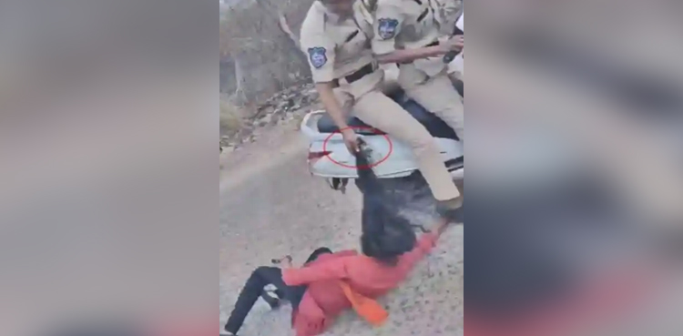 ویڈیو: خاتون پولیس اہلکار نے طالبہ کو بالوں سے پکڑ کر سڑک پر گھسیٹا