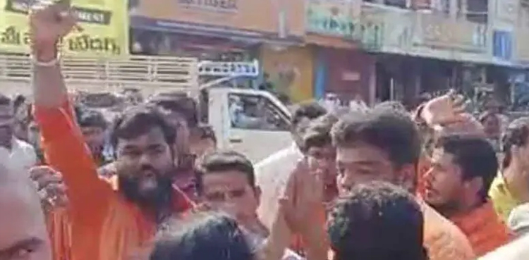 جے شری رام کا نعرہ لگانے سے انکار پر مسلم فیملی پر بدترین تشدد