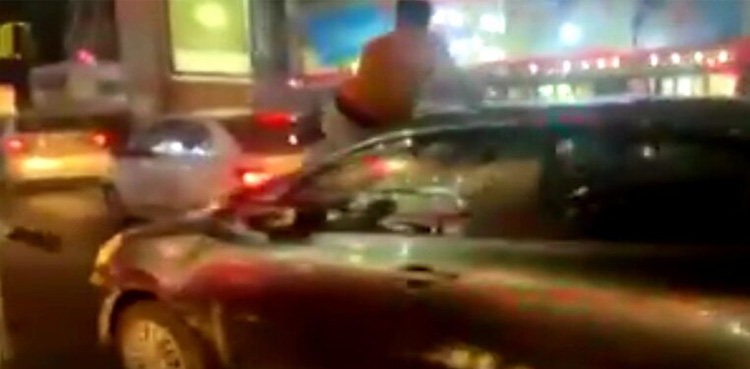 نشے میں دھت ڈرائیور سے کار بے قابو ہوگئی، ویڈیو وائرل