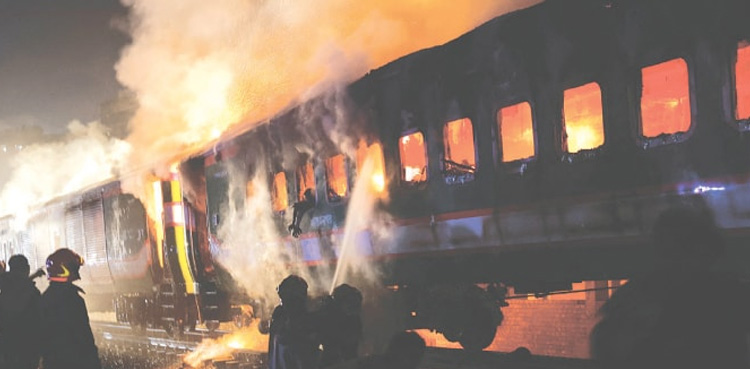 ڈھاکہ میں مسافر ٹرین کو آگ لگادی گئی، متعدد ہلاک