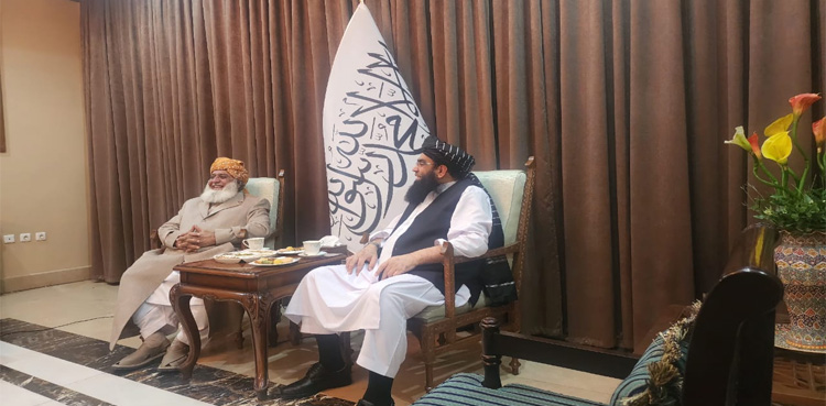 فضل الرحمان کابل پہنچ گئے، امارت اسلامیہ کے عہدیداروں نے استقبال کیا