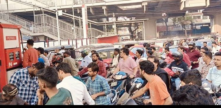 ٹرک ڈرائیورز کی ہڑتال، پیٹرول پمپس پرعوام کی قطاریں لگ گئیں