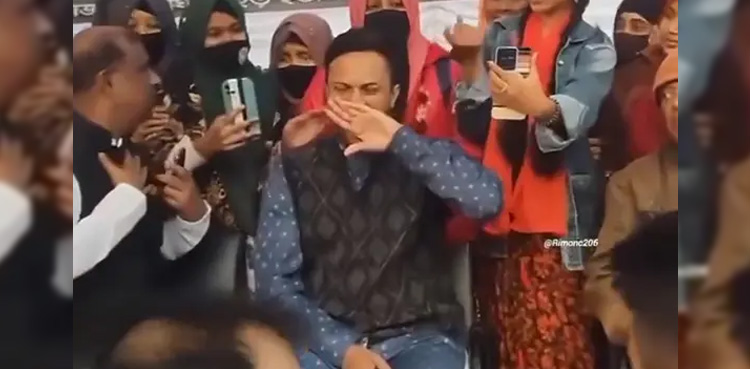 سیلفی لینے والی خواتین کیساتھ شکیب کا عجیب رویہ!