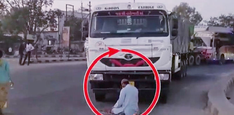 بھارتی گجرات میں سڑک پر نماز پڑھنے پر ٹرک ڈرائیور گرفتار