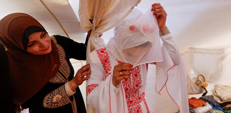 پناہ گزین کیمپ میں فلسطینی جوڑے کی سادگی سے شادی