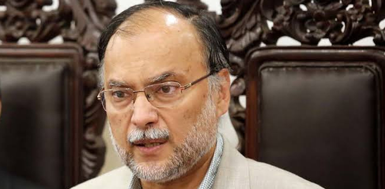 احسن اقبال: سپہ سالار کو امریکا دورے کی دعوت ملی تو بھارت اور پی ٹی آئی کو آگ