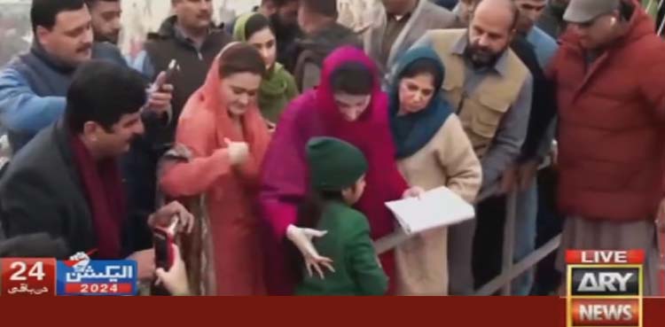 مریم نواز نے بچی کو آٹو گراف دے کر گلے لگا لیا