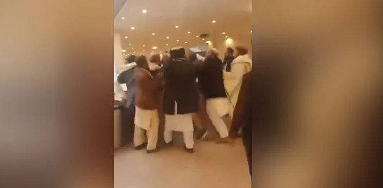 کارکنان کا مولانا فضل الرحمان کیخلاف نعرے لگانے والے نوجوان پر بد ترین تشدد