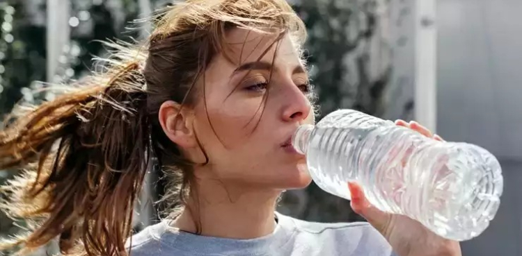 کیا آپ بھی پلاسٹک کی بوتل میں پانی پیتے ہیں؟ جانیے یہ کتنا خطرناک ہے