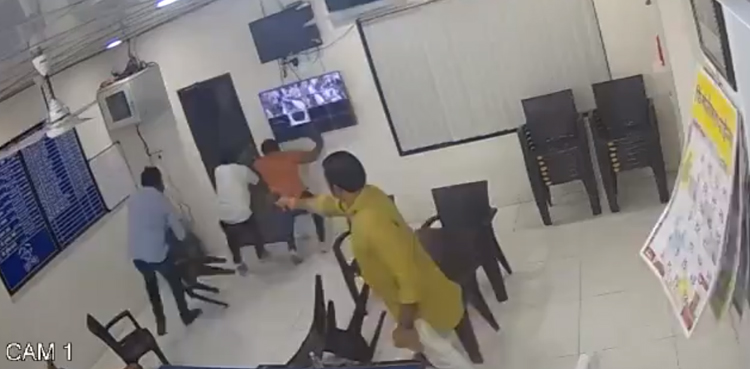 بی جے پی کے رکن قانون ساز اسمبلی نے تھانے کے اندر مخالفین پر گولیاں برسا دیں