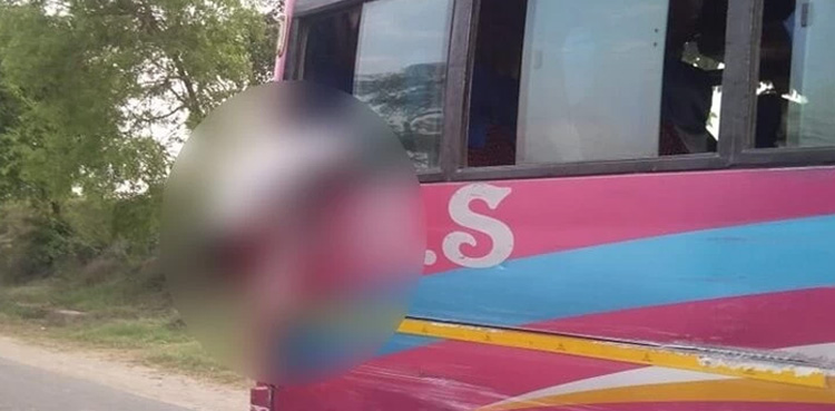 چلتی بس میں کھڑکی سے سر باہر نکالنے والا نوجوان اپنی جان گنوا بیٹھا