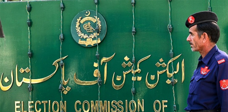 الیکشن کمشنر سندھ کا پریزائیڈنگ افسر سے الیکشن مٹیریل چھیننے کانوٹس