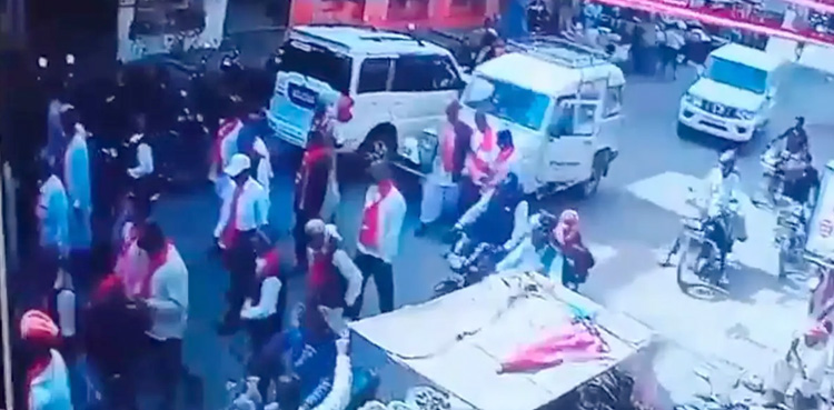 ڈرائیور کو دل کا دورہ پڑنے سے گاڑی ہجوم میں جا گھسی، 2 افراد ہلاک