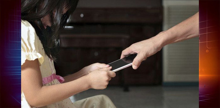 بچوں کو موبائل فون سے پہنچنے والے نقصانات، والدین کیا کریں؟