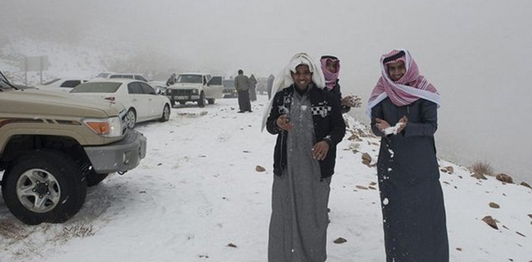 سعودی عرب میں برف باری، محکمہ موسمیات نے خبردار کردیا