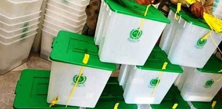 حیدرآباد این اے 220، رٹرننگ افسر غیرحاضر، پولنگ عملہ سامان سے محروم