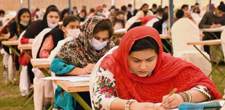 امتحانی پرچہ آؤٹ ہونے کا معاملہ، سندھ پبلک سروس کمیشن کے افسر کے موبائل سے انکشافات پر افسران پریشان