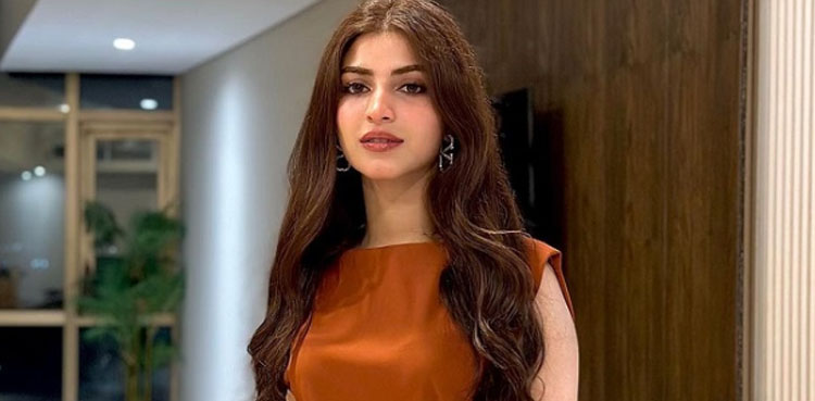 کنزا ہاشمی کو پہلا چیک کتنے کا ملا تھا؟ اداکارہ نے بتادیا
