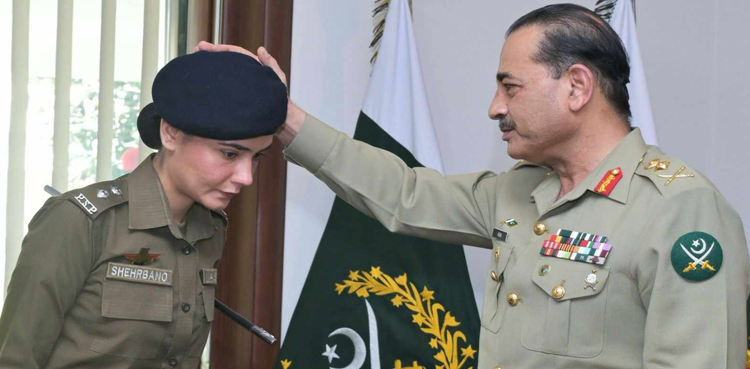 آرمی چیف کی اے ایس پی سیدہ شہر بانو نقوی کو شاباشی