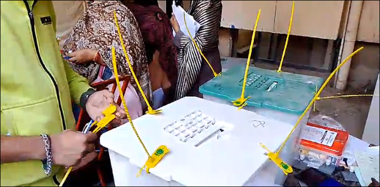 این اے 236 میں بیلٹ باکس بھر گئے