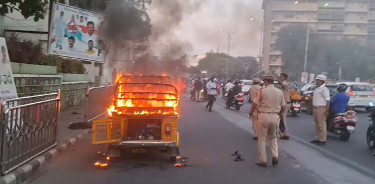 ڈرائیور نے اپنے ہی رکشے کو آگ کیوں لگائی؟ حیران کن وجہ سامنے آگئی