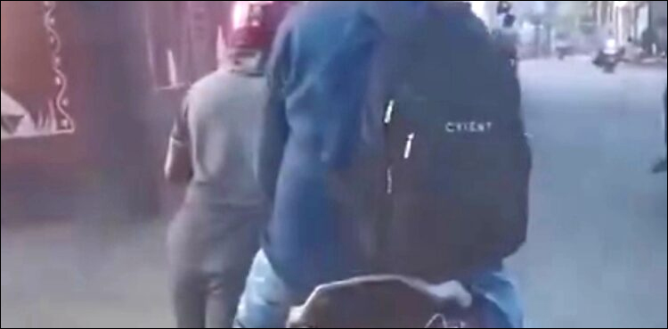 پٹرول ختم ہونے پر مسافر کا بائیک سے اترنے سے انکار، ویڈیو وائرل