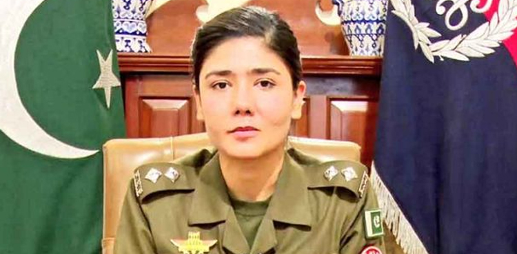 مشتعل ہجوم میں گھری خاتون  کو کیسے بچایا ؟ بہادر پولیس افسر شہر بانو نقوی نے بتا دیا