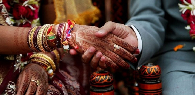 شادی سے انکار پر لڑکی نے لڑکے کے گھر کے باہر دھرنا دے دیا