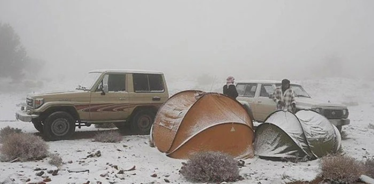 سعودی عرب کے تبوک ریجن میں شدید برف باری، موسم سخت سرد