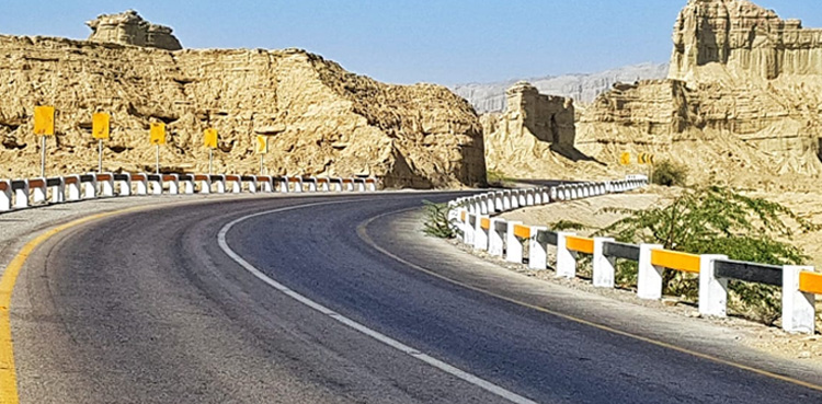 گوادر: شدید بارشوں کے باعث بند سڑک ٹریفک کیلئے بحال