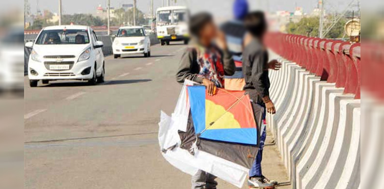 موٹر سائیکل سوار ننھا بچہ پتنگ کی ڈورکی زد میں آگیا