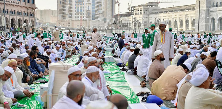 مسجد الحرام کے صحن میں افطار دستر خوان کے روح پرور مناظر