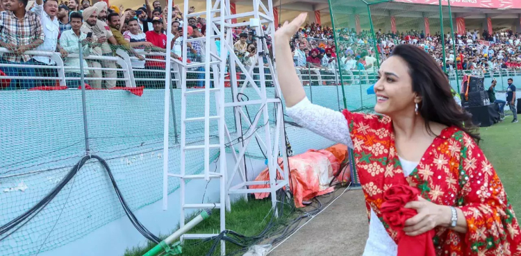 پریتی زنٹا نے کس کرکٹر کو اپنے ہاتھوں سے پراٹھے بنا کر کھلائے؟