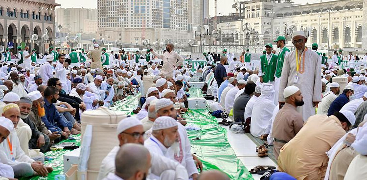 مسجد الحرام میں روزانہ زائرین و معتمرین کیلئے 2400 افطار دسترخوانوں کا اہتمام