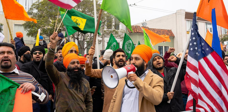 واشنگٹن: بھارتی سفارتخانے کے سامنے سکھوں کا مظاہرہ، خالصتان کا پرچم لگا دیا