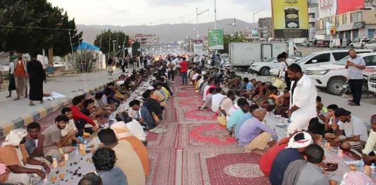 یمن کے المکلا شہر میں طویل افطار دسترخوان کا اہتمام