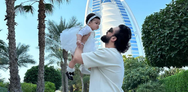 عاطف اسلم نے بیٹی کی پہلی جھلک مداحوں کو دکھا دی