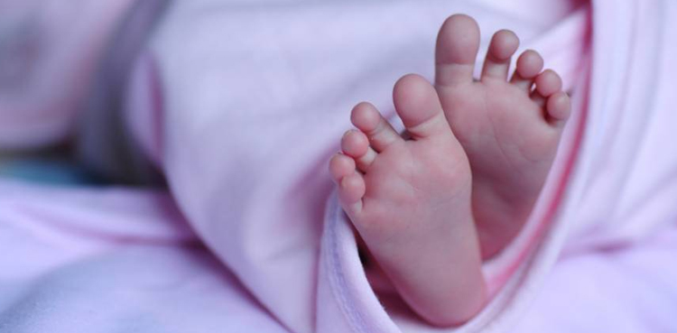 سفاک باپ نے 15 دن کی بچی کو زندہ دفن کر دیا