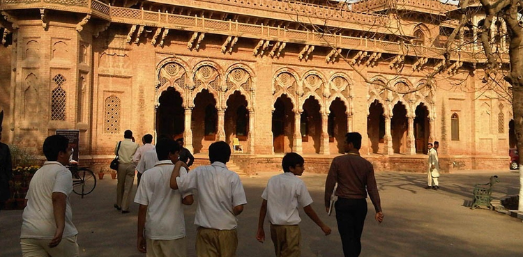 پرنسپل ایچیسن کالج  نے استعفیٰ کیوں دیا ؟ وجہ سامنے آگئی