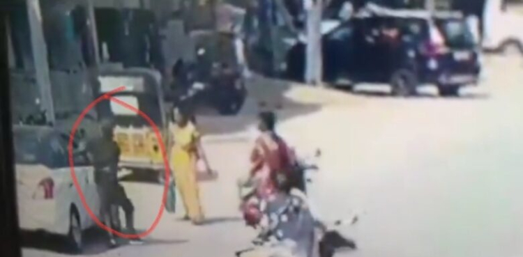 ویڈیو: ڈاکو نے کار کا شیشہ توڑ کر لاکھوں روپے لوٹ لیے