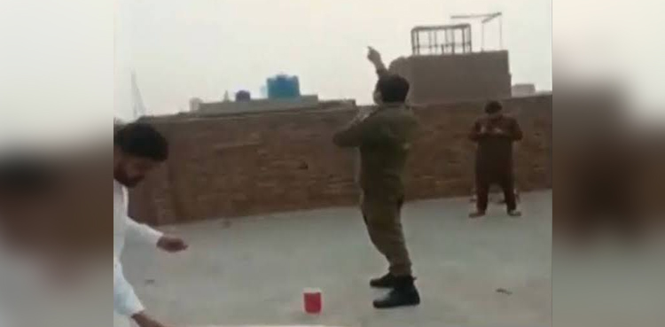 پولیس اہلکاروں کے پتنگ اڑانے کی وائرل ویڈیو کی حقیقت سامنے آگئی