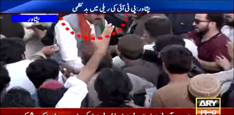 شیر افضل مروت نے کارکن کو تھپڑ جڑ دیا