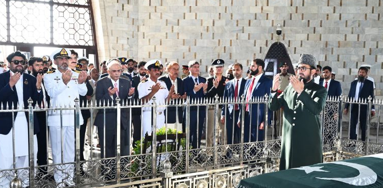 آصف زرداری کی صدر پاکستان بننے کے بعد کراچی آمد،  مزارِ قائد پر حاضری