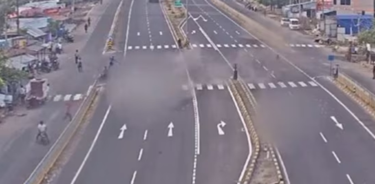 ہائی وے پر خوفناک ٹریفک حادثہ، دل دہلا دینے والی فوٹیج سامنے آگئی