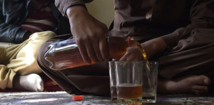 کراچی: کچی شراب پینے سے 2 افراد ہلاک، 2 کی حالت تشویشناک