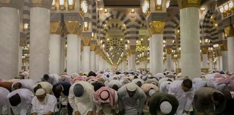 مسجدالحرام اور مسجدنبویﷺ میں نماز عیدالفطر کتنے بجے ادا کی جائیگی؟